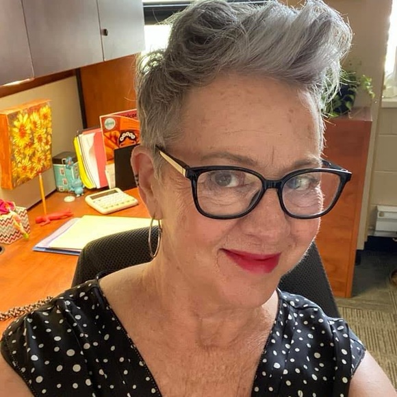 Meet your Posher, Lisa - Picture 1 of 1